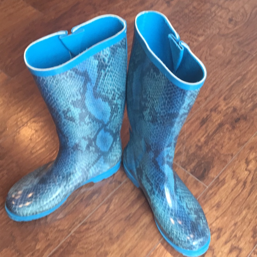 Dirty Laundry Size 6 snakeskin Rain Boot
